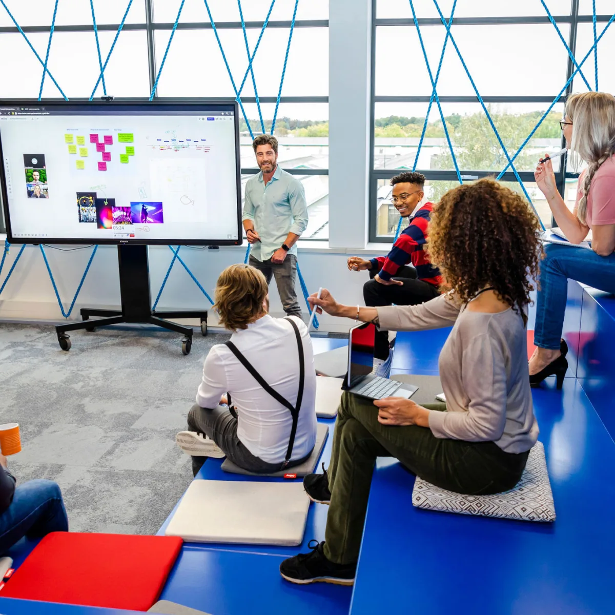 The large team meeting KF 1533 LR