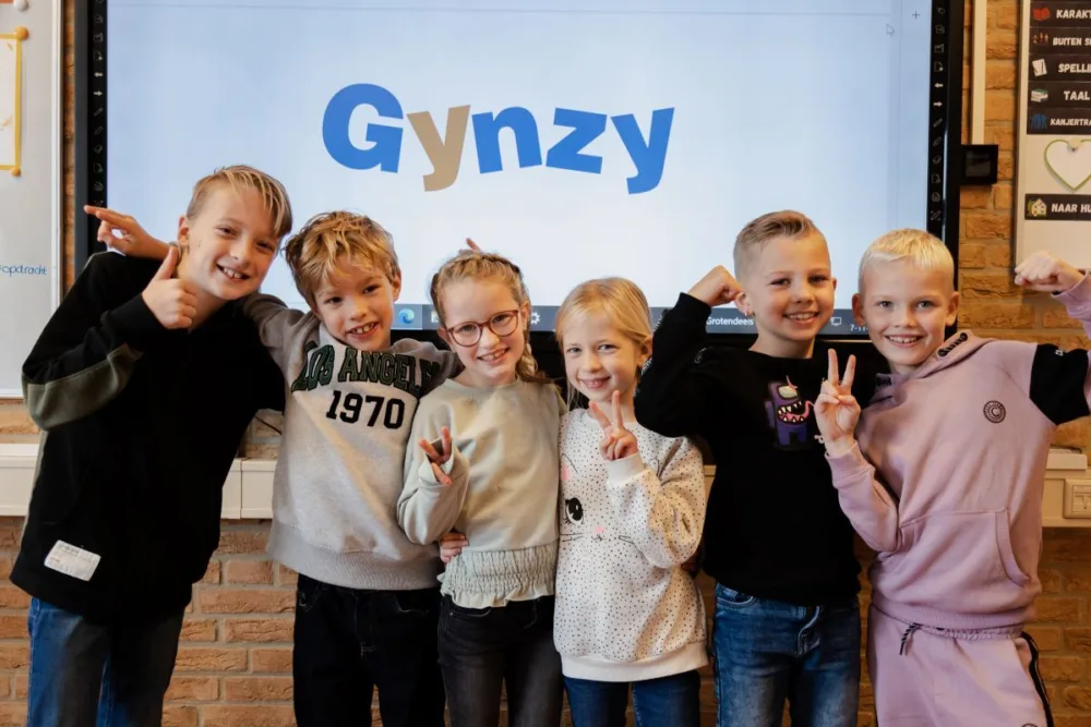 Leerlingen bij een interactief scherm met Gynzy